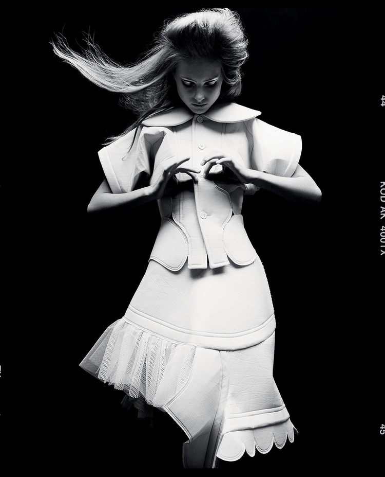 Ilze Bajare w sukni Alexandra McQueena dla L’Officiel, fot. Alexi Lubomirski